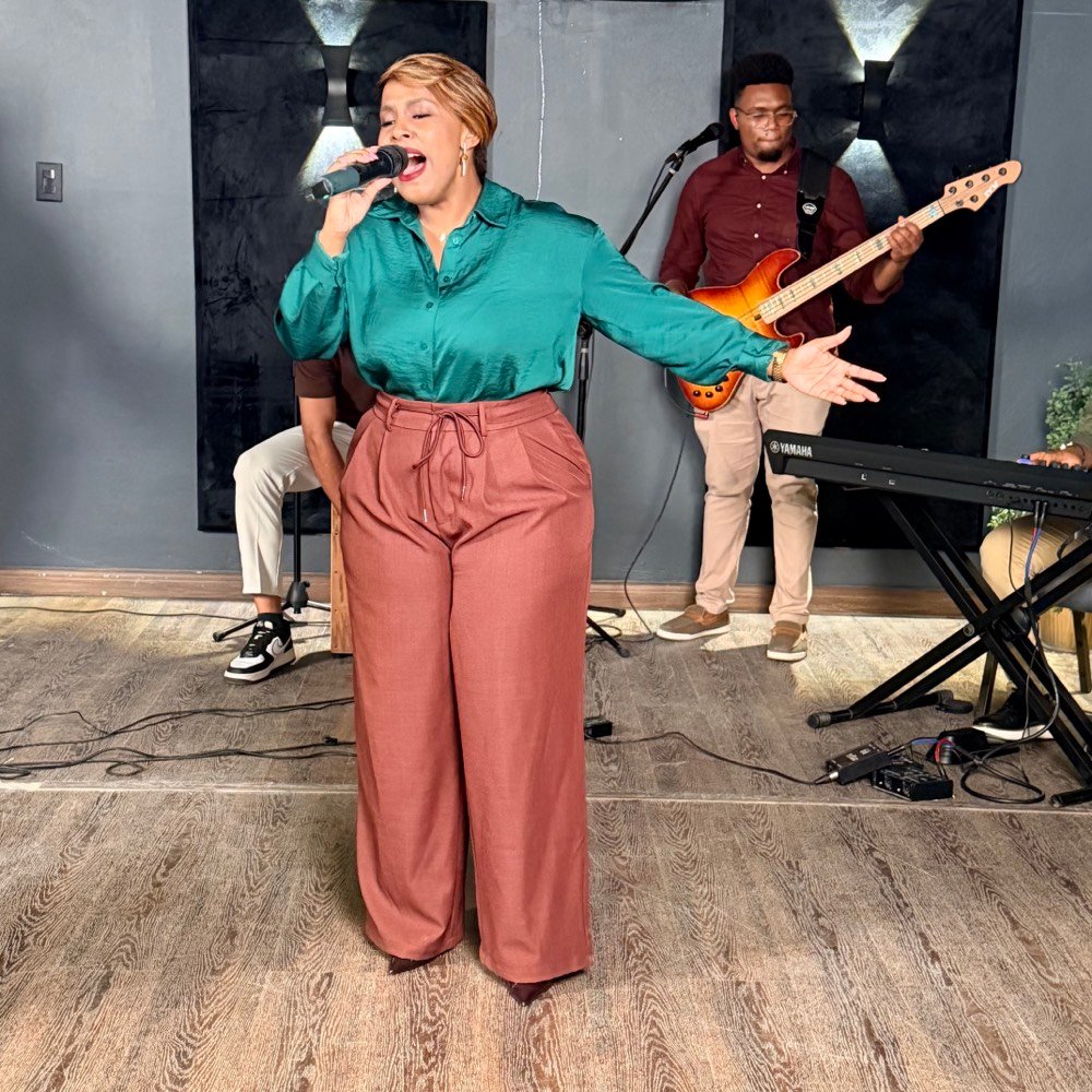 Vocalista de Ebenezer cantando